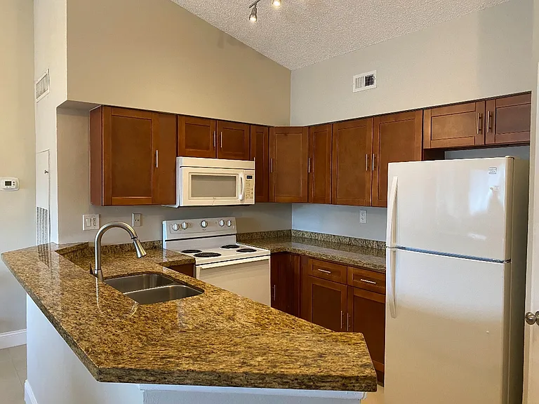 2445 SW 18th Ter #922 — Photo 16