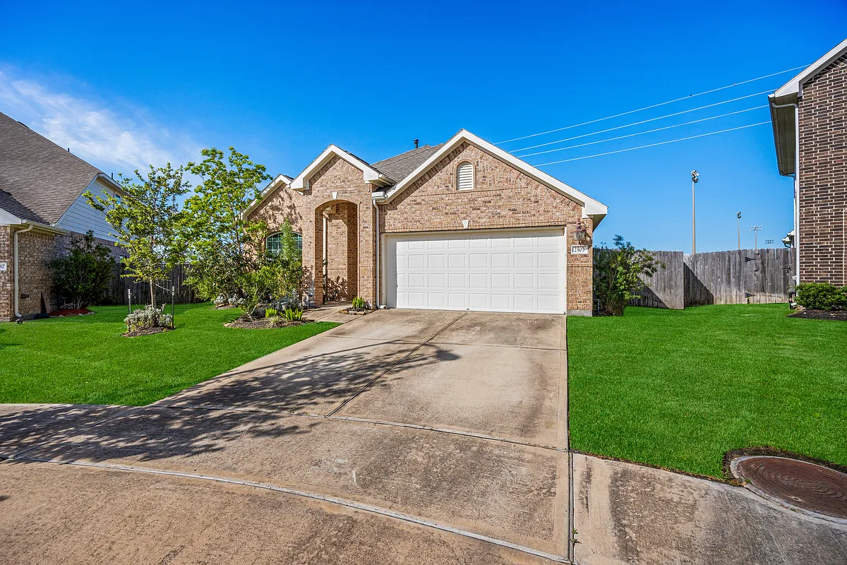 Building Photo - 2503 Pines Pointe Dr
