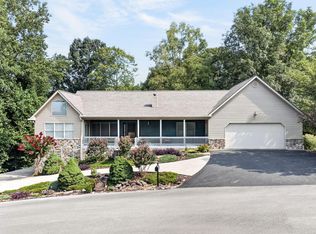 566 Mallard Pointe Rd, Byrdstown, TN 38549