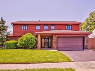 2 Harold Rd, Plainview, NY 11803