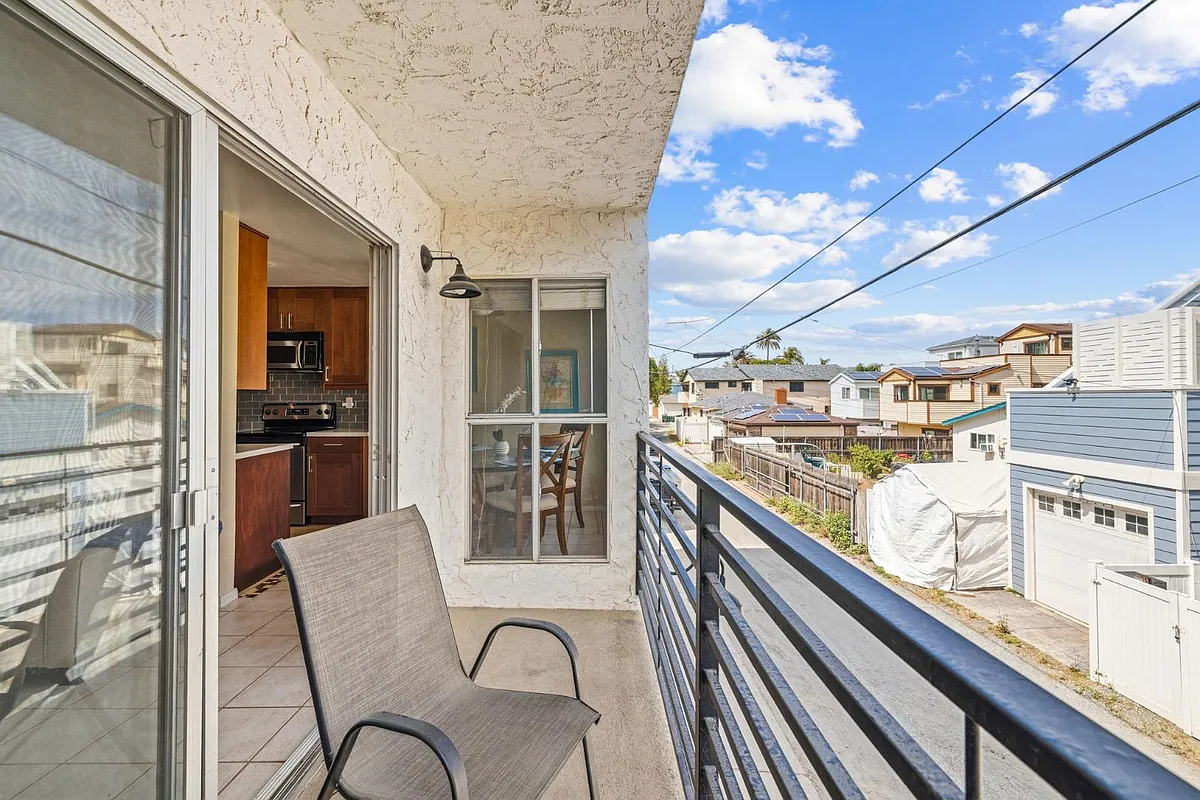 Unit Photo - 4011 Lamont St #2G