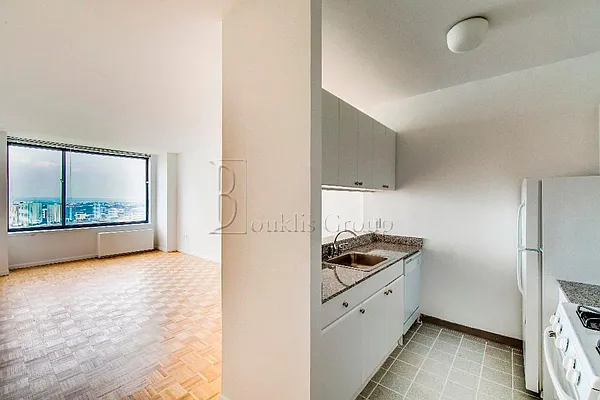 Rented by Bouklis Group | media 2