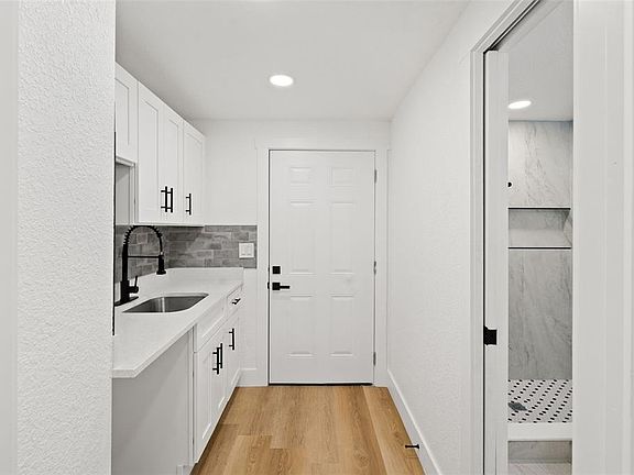 4th image of 2008 Oakwood Ave #B
