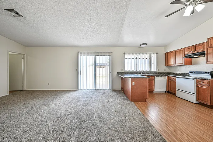 3 bed, 2.0 bath, 1661 sqft, $1,960 — Photo 4