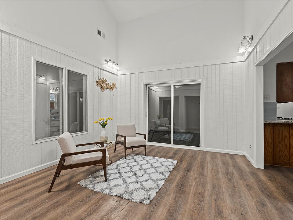 1st image of 211 Willow Wood Pl
