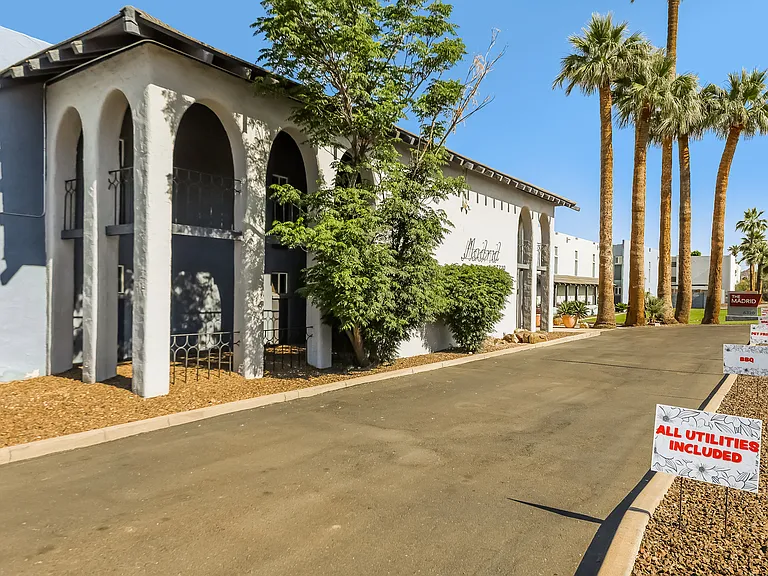 The Madrid Courtyard Apartments — Photo 15