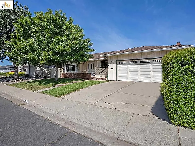 1537 Heartwood Dr — Photo 3