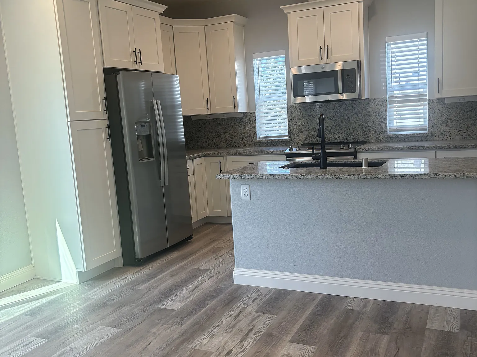 3 bed, 3.0 bath, 1196 sqft, $2,800 — Photo 2