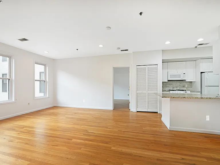 901 Madison St #5D — Photo 2