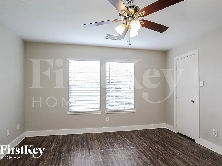19214 Spruce Bough Ln — Photo 6