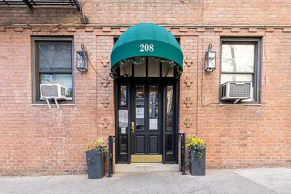 Sold by Manhattan Flats | media 10