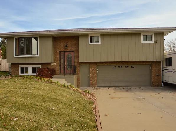 3376 Venture Ct, Dubuque, IA 52002