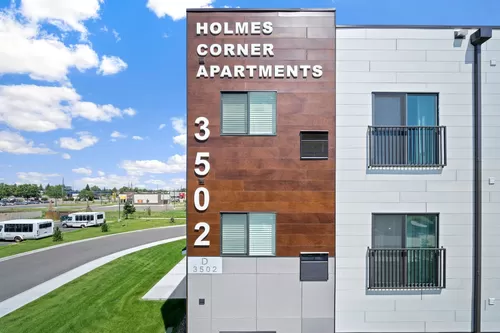 Welcome to Holmes Corner Apartments! No up-front security deposit required! Photo 1