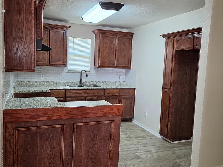 2030 Harriett Dr — Photo 3