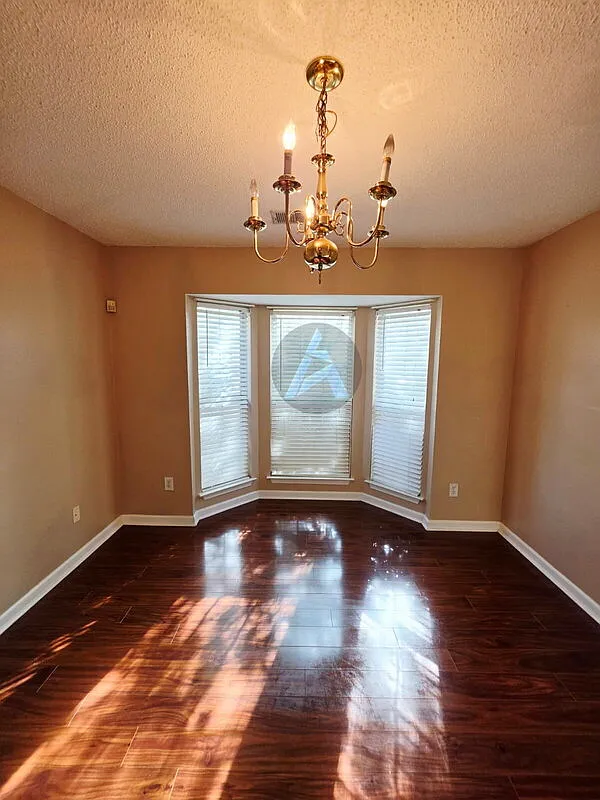 3 bed, 2.0 bath, 1524 sqft, $2,200 — Photo 2