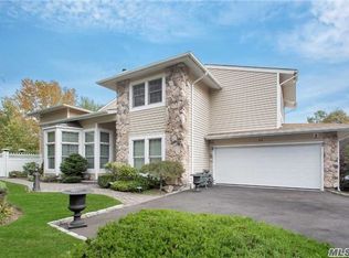 85 Colony Dr, Holbrook, NY 11741