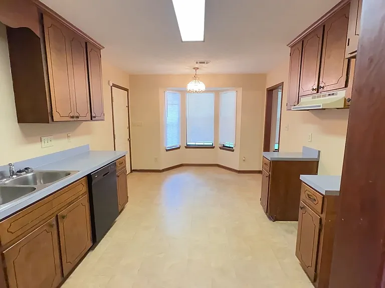103 Valley Creek Dr — Photo 3