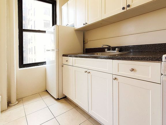 5th image of 200 W 16th St APT 8J