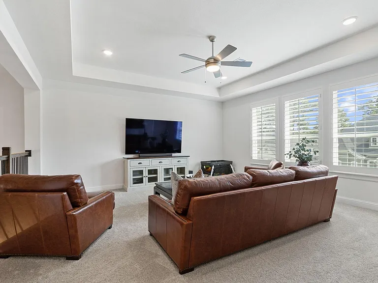 902 Falcon Hollow Ln — Photo 32