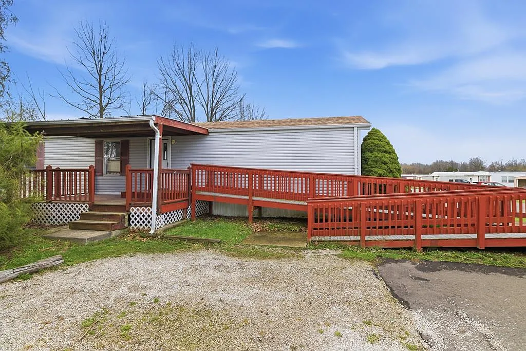 672 Coachman Rd photo 1