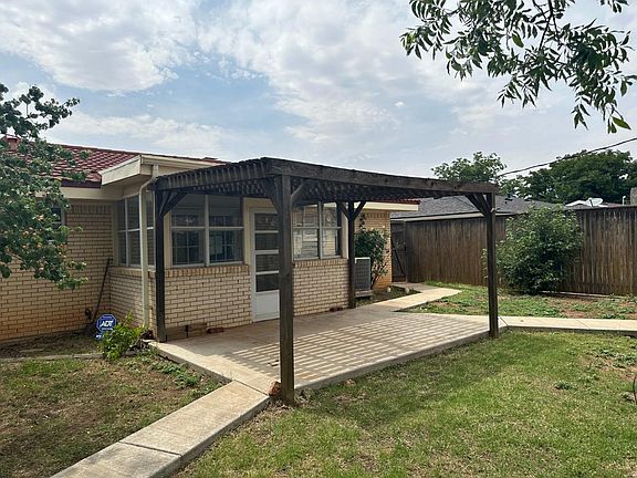 4th image of 906 S Pecos St