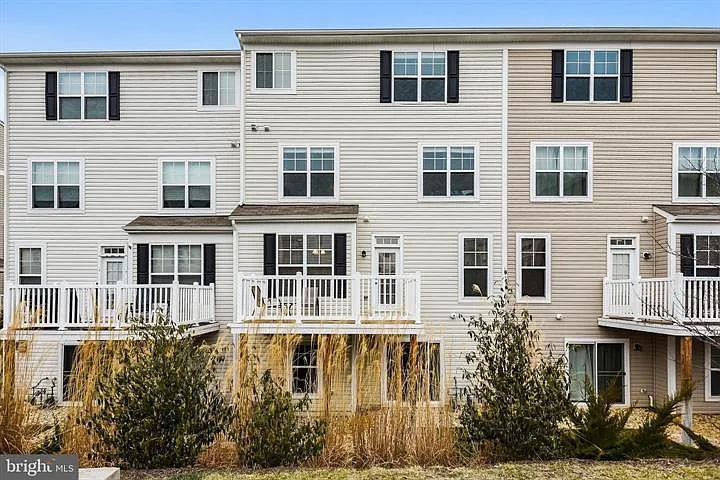 42243 Canary Grass Sq — Photo 21