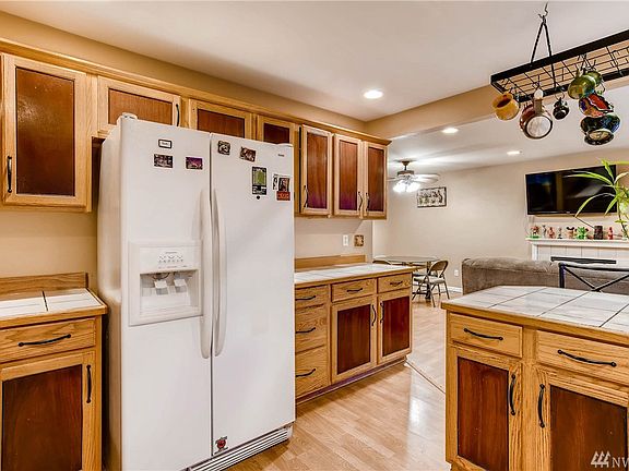 5th image of 827 124th Ct NE