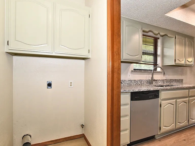2500 W Honolulu St — Photo 7