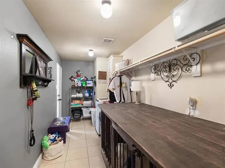 1052 Lufkin Ln — Photo 18