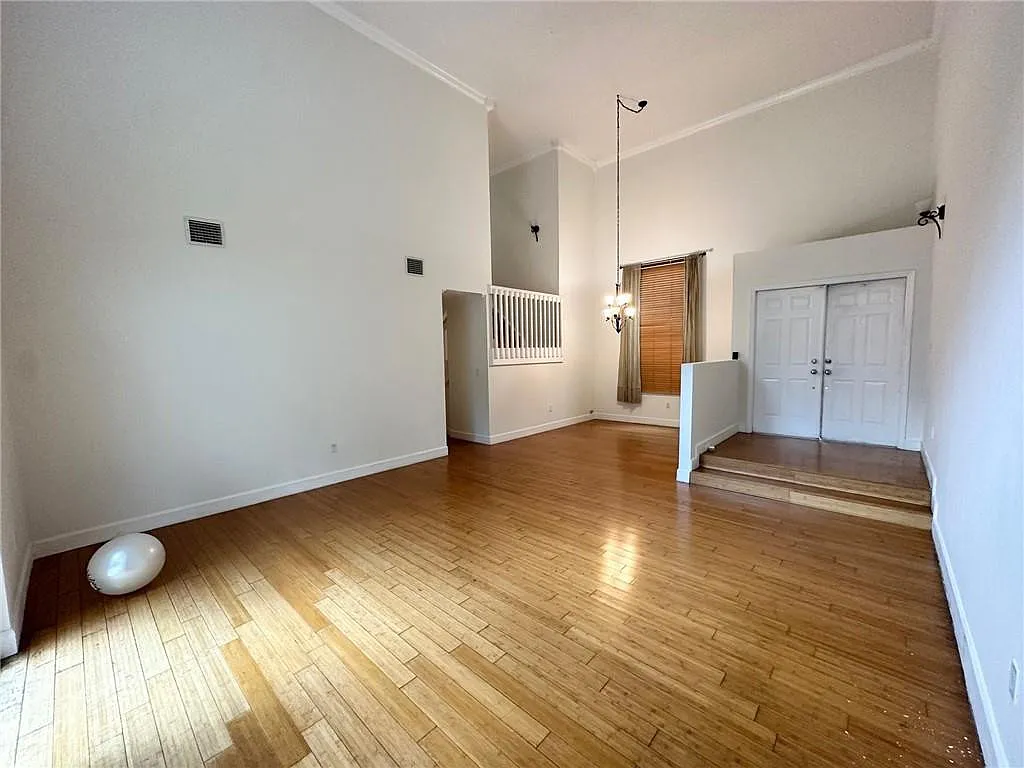 4 bed, 2.5 bath, 2099 sqft, $3,700 — Photo 4
