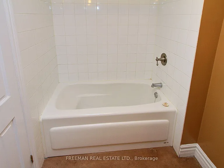 27 Rossmore Rd W #LOWER — Photo 10