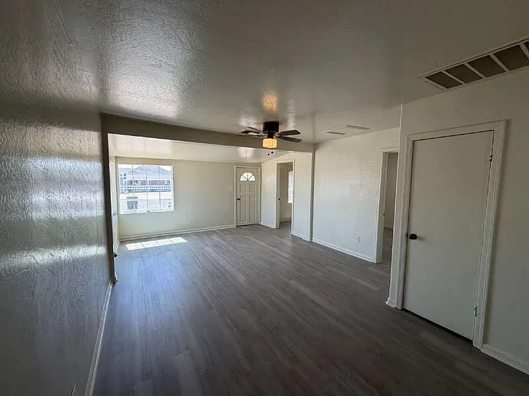 1010 N Park Ave — Photo 6