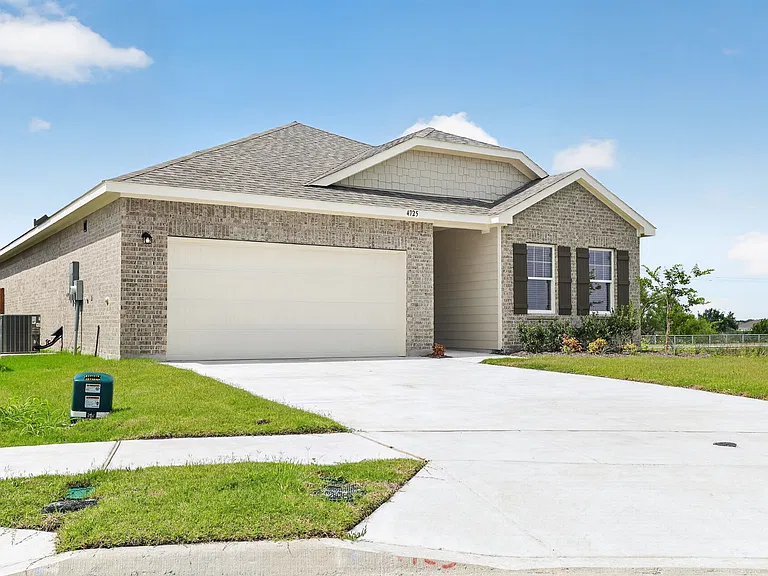 4725 Harlequin Dr — Photo 2