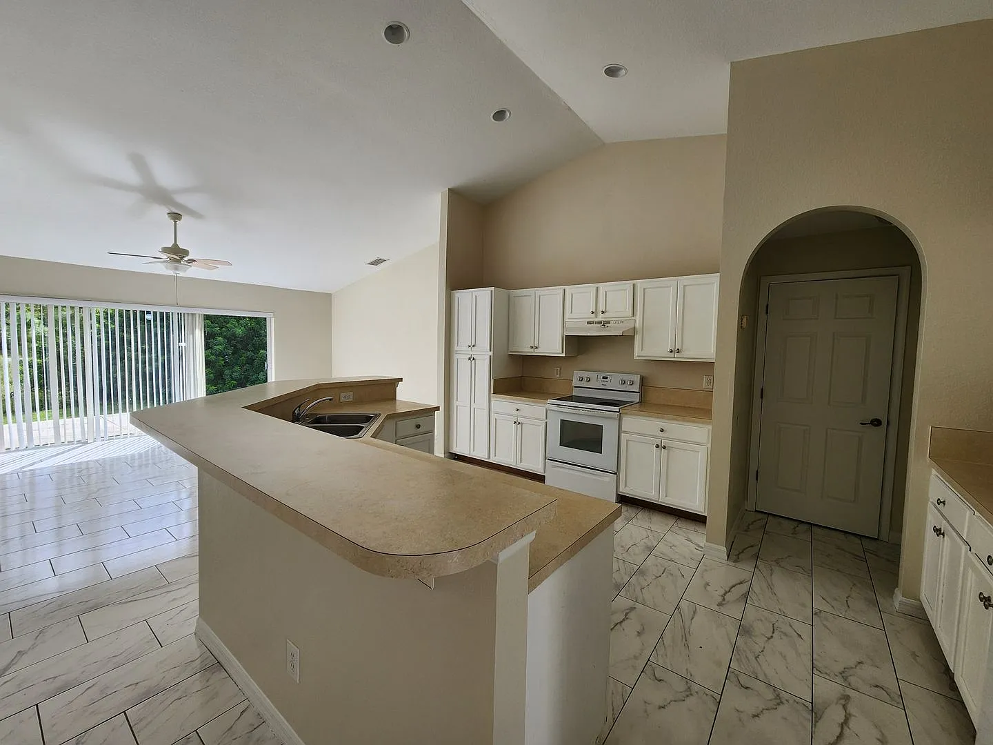 Half Off First Month Huge 4 Bedroom/Greenbriar Area. — Photo 2