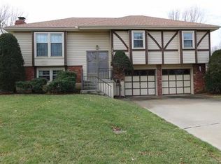 301 Canterbury Ln, Belton, MO 64012