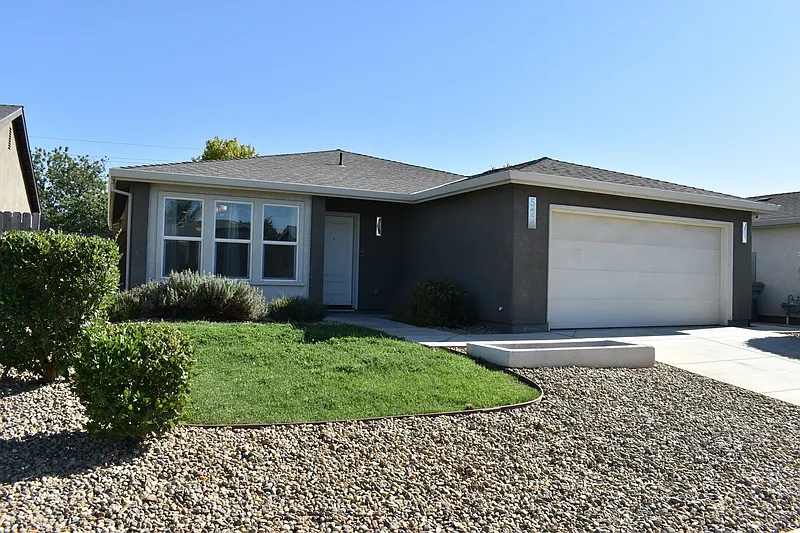 3 bed, 2.0 bath, 1448 sqft, $2,100 — Photo 3
