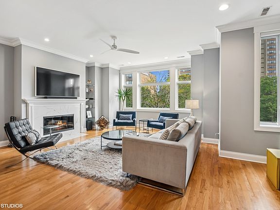 2nd image of 6022 N Kenmore Ave APT 3N
