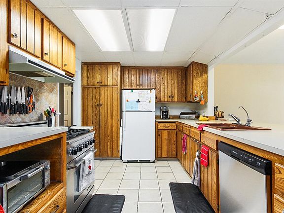 5th image of 19328 Newhouse St