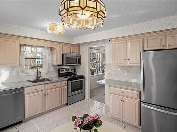 3rd image of 32 Edward Dr