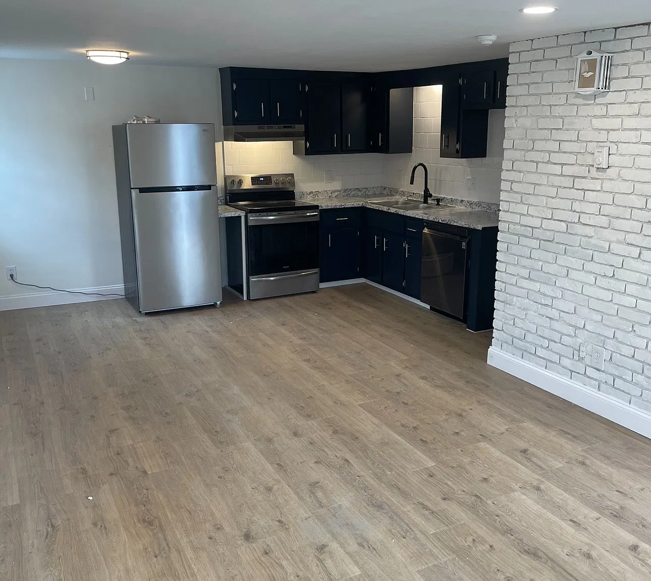 97 Victoria Ave — Photo 2