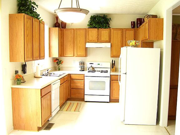 Large Open Kitchen w/Maple Cabinets