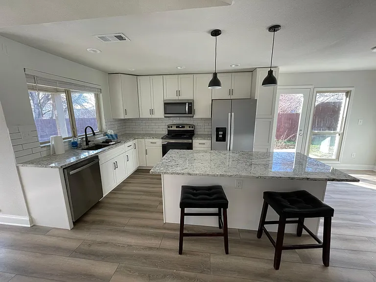 401 Village Dr — Photo 2