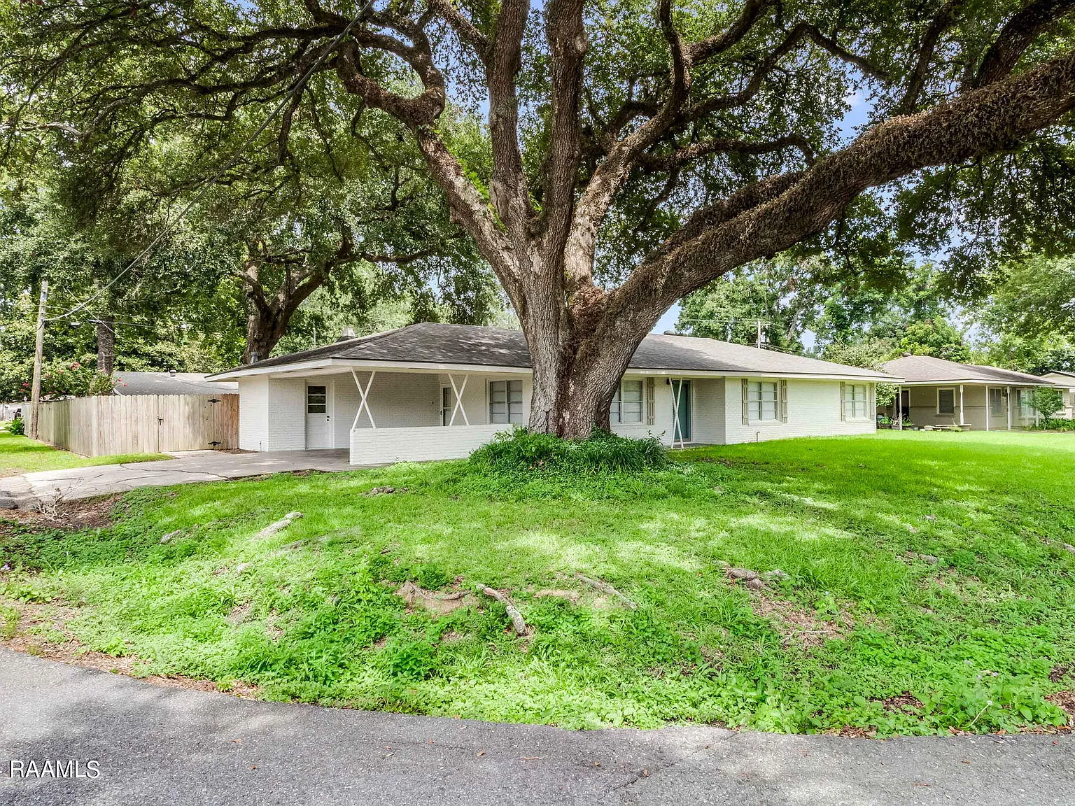 3 bed, 2.0 bath, 1900 sqft, $2,000 — Photo 2