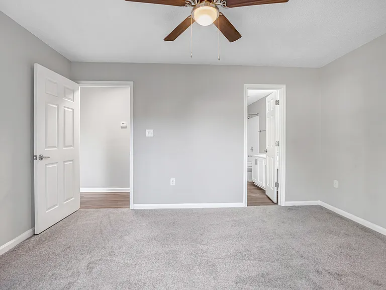 Georgetown Oaks — Photo 13