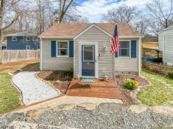 71 Unger Ave, Hopatcong Boro, NJ 07874