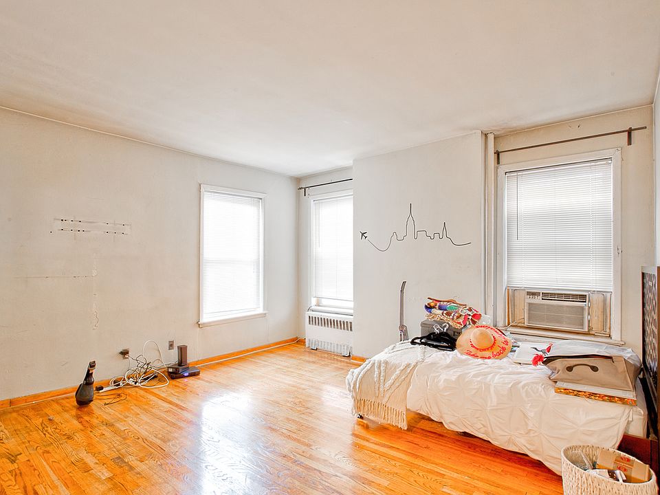1st image of 323 E 18th St #3