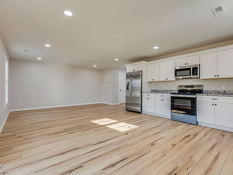 300 Robin Hood Ln — Photo 11