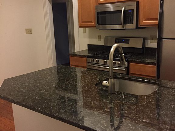 Eat-in kitchen with island