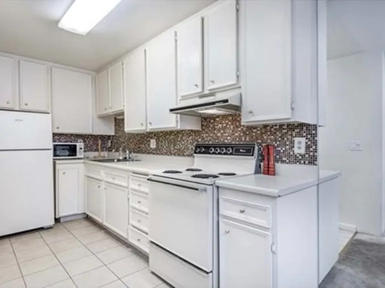 685 N Ashurst Ct #209 — Photo 8