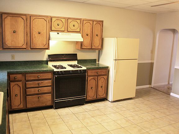 Kitchen - Fridge & Stove